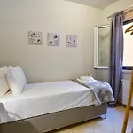 Stacy\'S Little Big Apartment